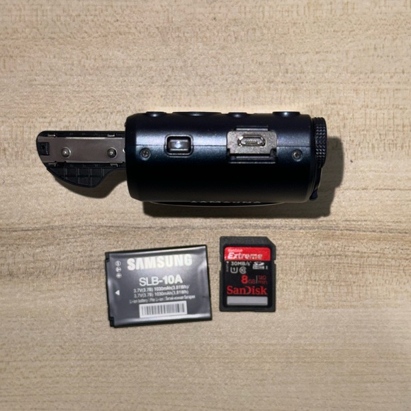 SAMSUNG DIGITAL CAMERA WB250F - Picture 2 of 4